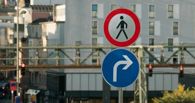 alt text backup camera view with red warning icon for rear cross-traffic alert